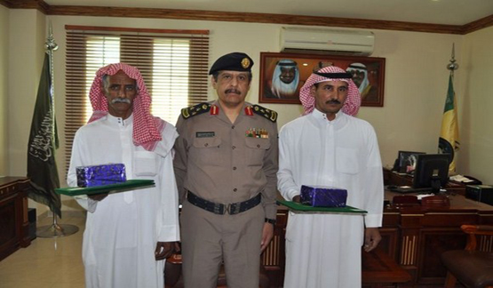 مدير الدفاع المدني بالشمالية يستقبل ولي أمر مريم البناقي وعتاب البناقي ويسلمهما تكريم الدفاع المدني