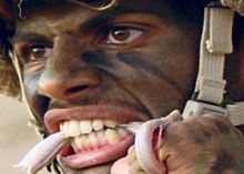 أفضل صورة في العالم : ضابط سعودي يلتهم أفعى