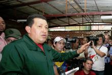 تشافيز يقيم في خيمة أعطاها له القذافي مع تزايد عدد المشردين في فنزويلا