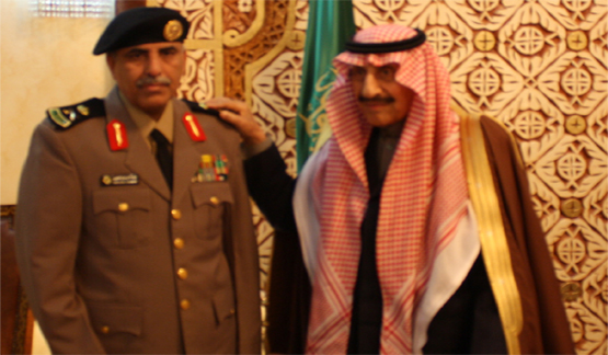سمو أمير المنطقة يقلد مدير شرطة الحدود الشمالية رتبة ( لواء )