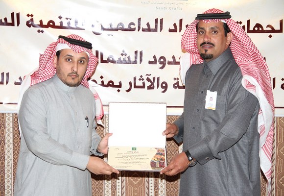 فرع الهيئة العامة للسياحة والأثار بمنطقة الحدود الشمالية يكرم الاعلاميين المشاركين في انجاح مهرجان الصوف