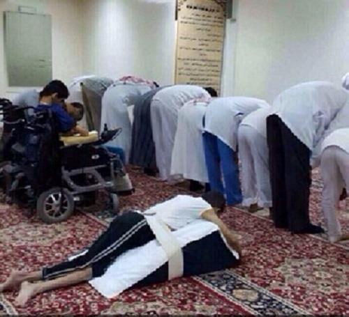 صورة مؤثرة لأحد ذوي الاحتياجات الخاصة خلال أدائه صلاة الجماعة الأكثر تداولا