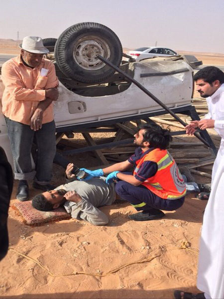 الممرضه ابتهاج الشمري تباشر حادث وقع على طريق سكاكا