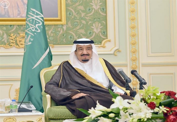 خادم الحرمين يستقبل الأمراء والعلماء والمشايخ وجمعاً من المواطنين في قصر اليمامة