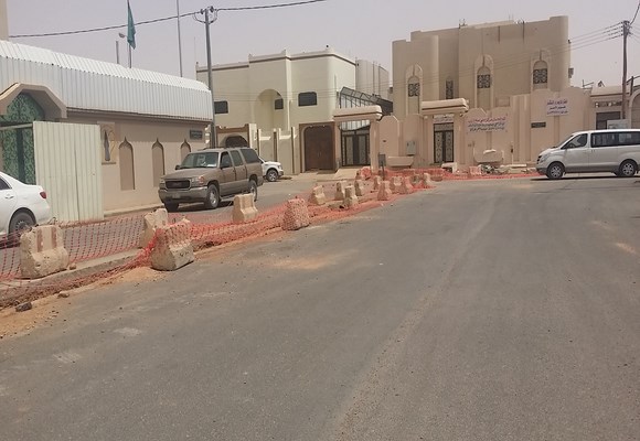 حفريات مديرية المياه تربك الحركه المروريه أمام الثانوية الأولى للبنات