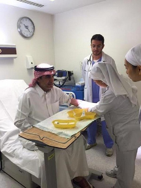 وزير التعليم يتبرع بالدم لمصابي