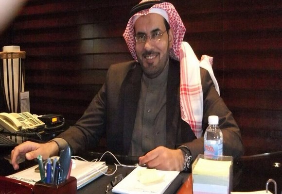 رجل الأعمال محمد المهيلب يقدم سلة غذائية لأسر سجناء عرعر