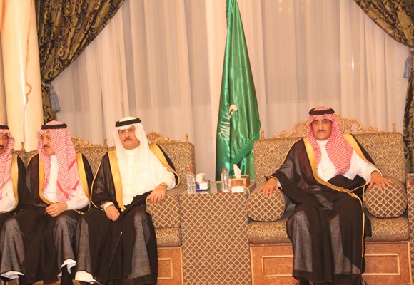 بالصور جموع غفيره من أهالي الحدود الشمالية يقدمون واجب العزاء بفقيد الشمال