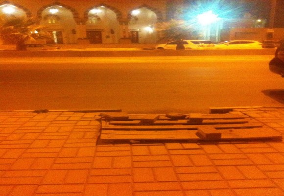 بالصور أخشاب تغطي حفره في رصيف طريق الملك سعود