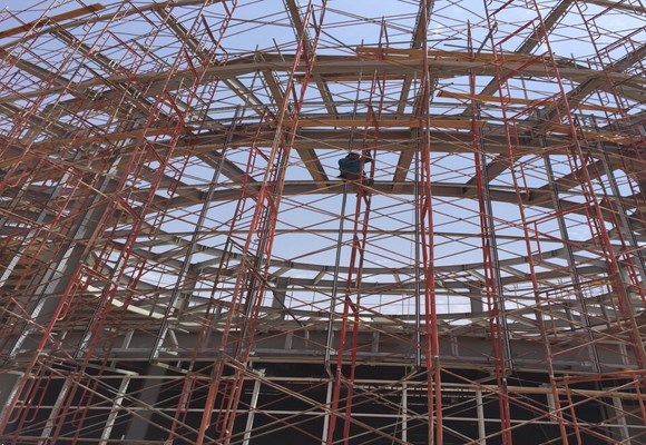 فرع وزارة العمل يضبط عماله تعمل تحت اشعة الشمس بأحد المشاريع