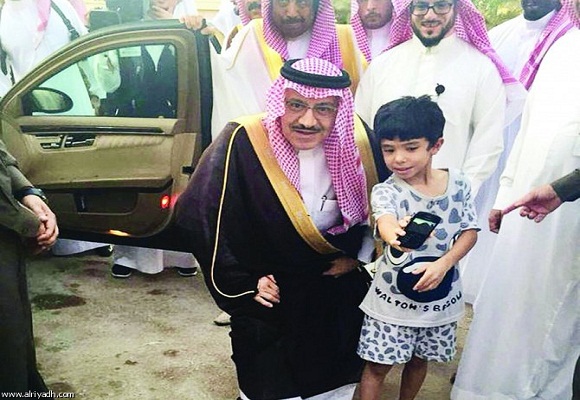 طفل يوثق أول زيارة لأمير الشمالية ب«السيلفي»