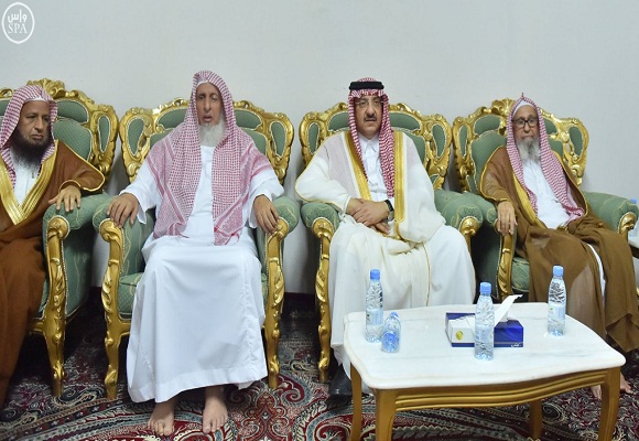 سمو ولي العهد يزور سماحة مفتي عام المملكة وأعضاء هيئة كبار العلماء في منى