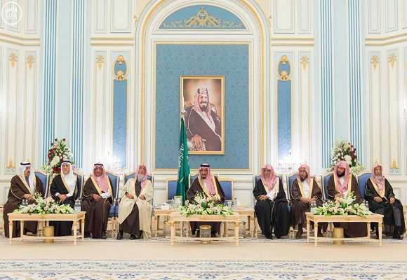 خادم الحرمين الشريفين يستقبل أصحاب السمو الأمراء وسماحة مفتي عام المملكة وجموعاً من المواطنين