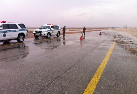 دوريات أمن الطرق تباشر الحاله المطريه على طريق رفحاء