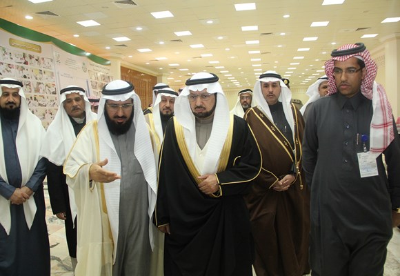 وكيل إمارة المنطقة يتفقد مراكز الانتخابات البلدية بيوم الإقتراع