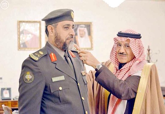 أمير الشمالية يقلد مدير جوازات المنطقة رتبة لواء