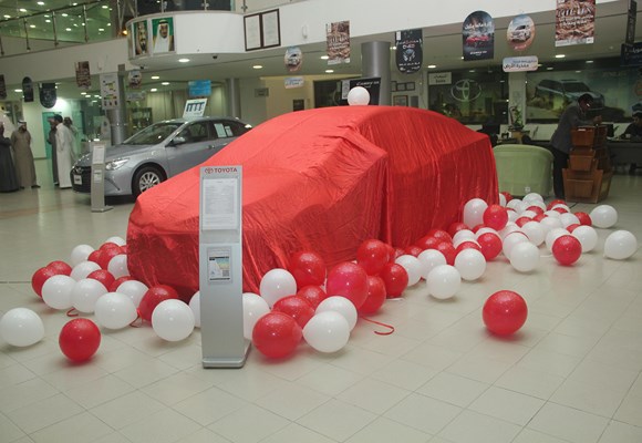 فرع عبداللطيف جميل بعرعر يدشن سيارة بريوس 2106 الكهربائية