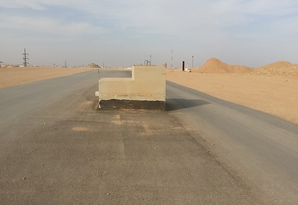 خزان ماء يتوسط الشارع بحي المباركية