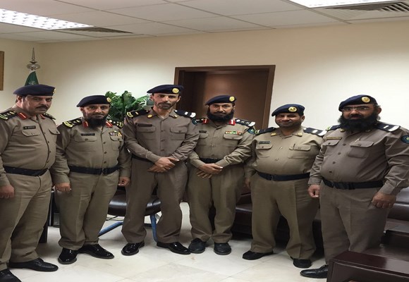 مدير الدفاع المدني يقلد عدد من المترقين رتبهم الجديده