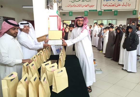 متوسطة صهيب الرومي تكرم المشاركين في اسبوع الموهبه