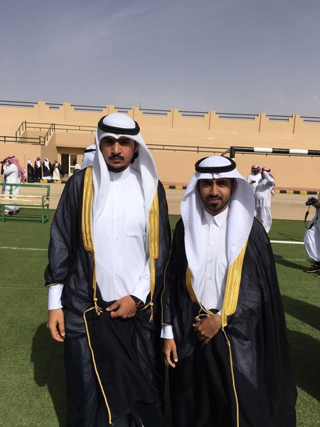 أحمد ضافي وعبدالمجيد خميس الدهمشي يحتفلون بتخرجهم من جامعة الشمالية