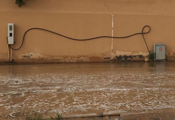 بالصور مياه الامطار تحاصر منزل مواطن بحي الضاحية