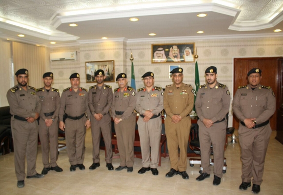 مدير شرطة المنطقة يقلد عدد من الضباط رتبهم الجديدة