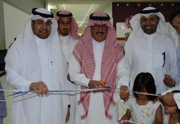 مدير جامعة الحدود الشمالية يدشن حملة (كن معي في عالمي)