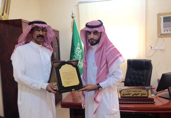 بلدي العويقيلة يكرّم مدير التشغيل والصيانة بالبلدية