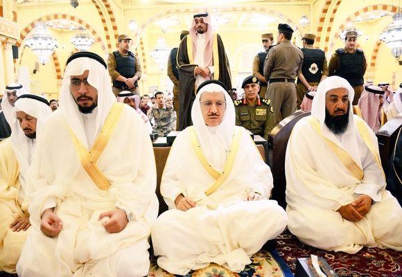 أمير منطقة الحدود الشمالية يتقدم المصلين في صلاة عيد الفطر