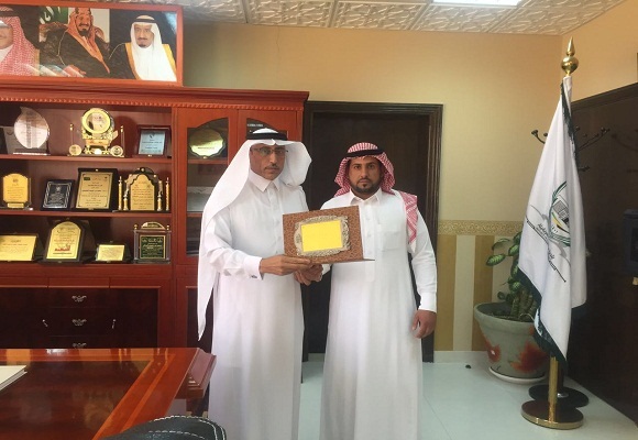 رئيس بلدية العويقيلة بالنيابة يكرّم الموظف المثالي