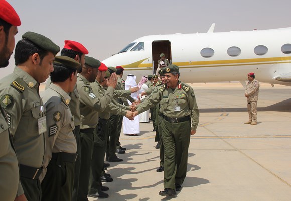 اللواء اليحيى يتفقد سير العمل في جوازات منفذ جديدة عرعر