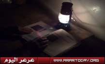 أسرة سعودية تعيش بدون كهرباء وأبناءها يتابعون تعليمهم على ضوء القناديل في عرعر