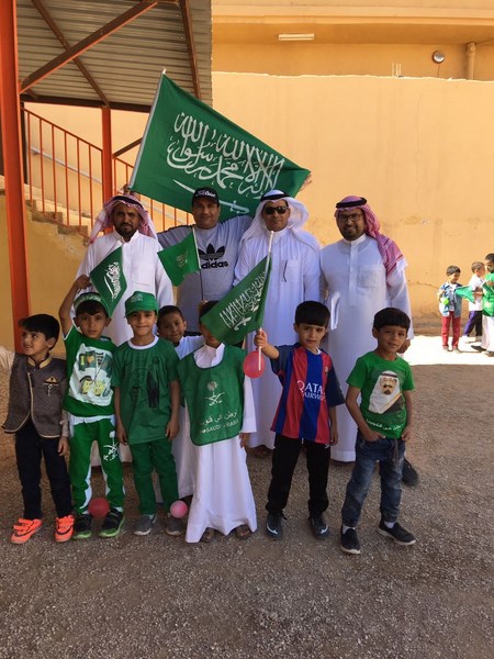 ابتدائية جابر بن حيان تحتفل باليوم الوطني بفلكور وقصائد وطنية وإذاعة متميزة عن اليوم الوطني