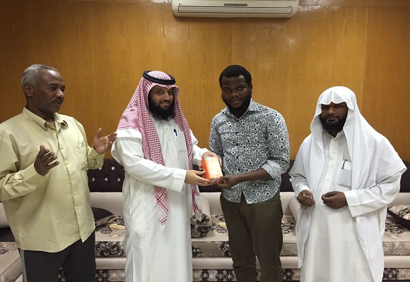 صاحب محل جوالات يقدم جهاز جوال لمسلم جديد