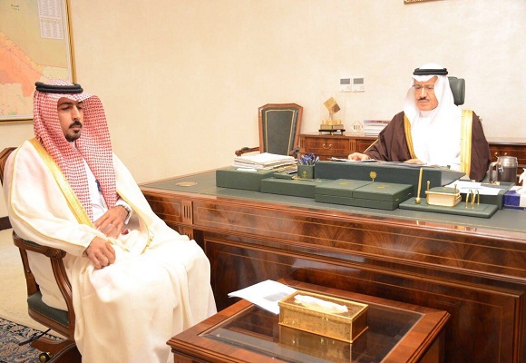أمير المنطقة يلتقي مدير عام الطرق بالمنطقة