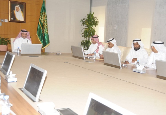 وزير التعليم يشدد على مديري المدارس لضبط الحضور المدرسي