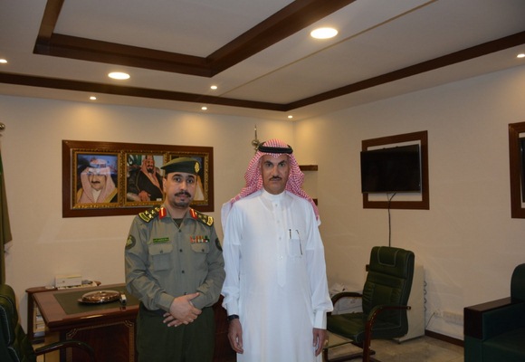 مدير جوازات الشمالية يهني الموظف العنزي لترقيته للمرتبة العاشره