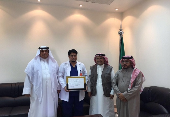 “اليامي” يكرم مواطن ومواطنة ساهموا بأسعاف مصابي حادث في عرعر