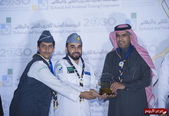 محافظ التدريب التقني يتوج كلية عرعر بدرع مسابقة حياتنا بيئتنا لحصولها على المركز الأول