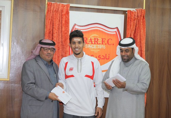 إدارة نادي عرعر تسلم لاعبو الفريق الاول لكرة القدم مكافآت الفوز ببطولة المنطقة
