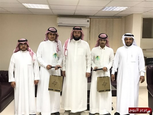 مدير مركز التنمية الاجتماعية بعرعر يكرم الطلاب الحاصلين على جائزة التميز
