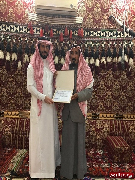 رئيس بلدية محافظة العويقيلة يكرم مواطن بمنزله