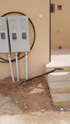 كيبل كهرباء معرض للسرقة من أمام منزل مواطن