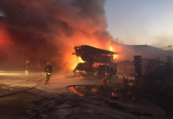 مدني الشمالية يخمد حريقا في أحد المصانع