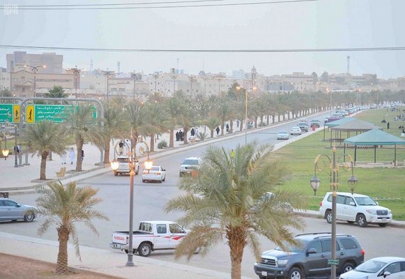 أهالي عرعر يلطفون أجواءهم بارتياد الحدائق ومضامير المشي