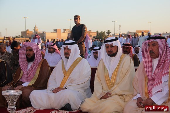 سمو أمير المنطقة يتقدم جموع المصلين لصلاة العيد ويستقبل المهنئين ويعايد المرضى