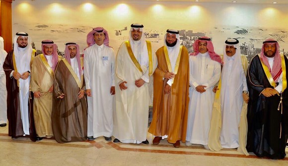 سموأميرمنطقة الحدود الشماليه يعايد المرضى المنومين في مستشفيات عرعر ويتبرع للجنة اصدقاء المرضى بمئتي الف ريال