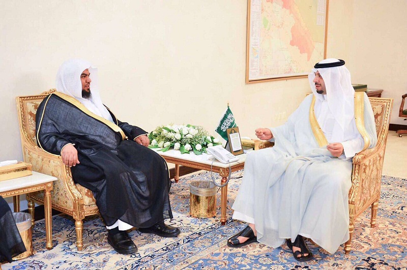 سمو أمير المنطقة يقدم شكره وتقديره لمدير عام فرع هيئة الأمر بالمعروف والنهي عن المنكر بالمنطقة