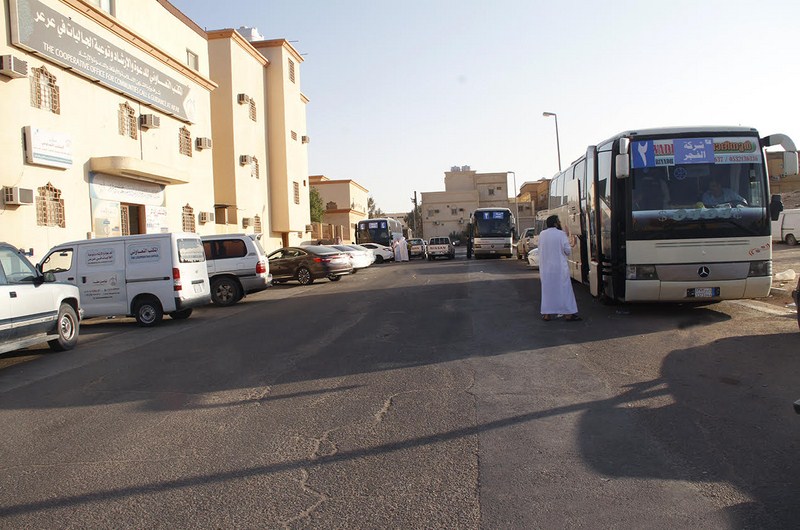 انطلاق قافلة الحجاج إلى بيت الله الحرام من مقر المكتب التعاوني في عرعر